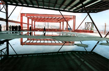 El centro de convenciones del Fòrum enseña su esqueleto