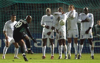 Assunçao lanza, sin efectividad esta vez, un golpe franco directo.