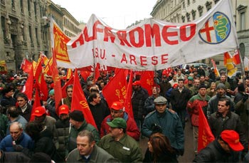 Manifestación de trabajadores del Grupo Fiat ayer en la ciudad de Milán.