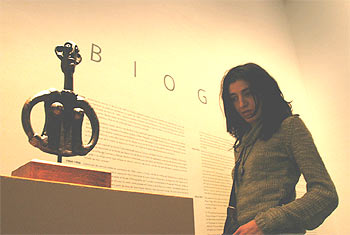 Una visitante, ayer, observa la escultura    La mujer de largo cuello , de Derain.