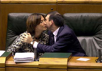 Ibarretxe y la    vicelehendakari,  Idoia Zenarruzabeitia, ayer en el Parlamento de Vitoria.