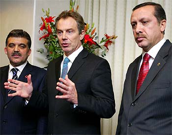 Tony Blair, flanqueado por Abdulá Gul (izquierda) y Recep Tayyib Erdogan, en Copenhague.