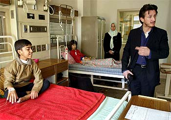 EL ACTOR SEAN PENN BUSCA SU VERDAD EN BAGDAD.