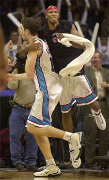 Swift se abalanza sobre Gasol para celebrar el triunfo de los Grizzlies.