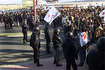 Efectivos antidisturbios vigilan una manifestación contra la visita de José María Aznar a A Coruña.