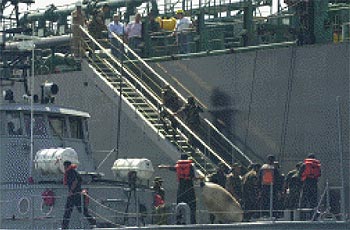 Soldados venezolanos abordan el carguero   Pilín León,   buque insignia de los huelguistas, y obligan a salir a su tripulación.