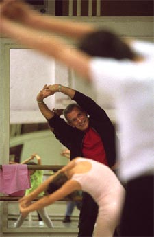 Víctor Ullate dando clases a niños de centros de acogida.