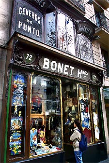 Recuerdos en la antigua camisería Bonet de La Rambla