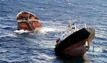 El    Prestige,  en el momento de partirse en dos y hundirse en el Atlántico.