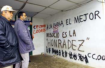 Mineros de MRT, ayer, en la entrada de la factoría para impedir la salida de maquinaria.
