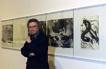 Antoni Tàpies junto al libro  Léstació , con textos del poeta J. V. Foix.