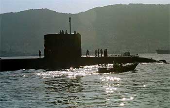 El submarino    Tireless,  a la salida de puerto de Gibraltar en mayo de 2001.