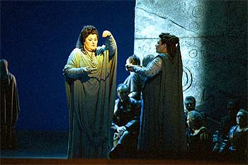 Ana María Sánchez, a la izquierda, junto a Dolora Zajick, durante la representación de  Norma. 