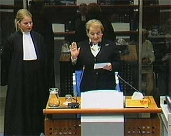 La ex secretaria de Estado norteamericana Albright, en una imagen de televisión, presta juramento ayer en La Haya.