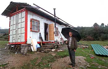 Eufemiano vive sin luz ni agua en un contenedor