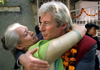 Richard Gere ayuda a la lucha contra el sida en la India