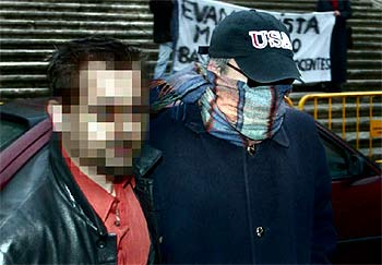 Francisco Evangelista, embozado, ayer a la entrada en la Audiencia de Girona.