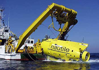 Imagen del batiscafo francés  Nautile  mientras es depositado en el mar.