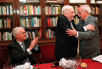 De izquierda a derecha, Víctor García de la Concha, Francisco Ayala y Alejandro Fernández Pombo.