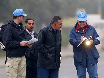 Inspectores de la ONU hablan con funcionarios iraquíes en una fábrica cercana a Bagdad.