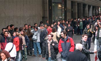 Ocho horas de cola por una entrada para escuchar al 'Boss'