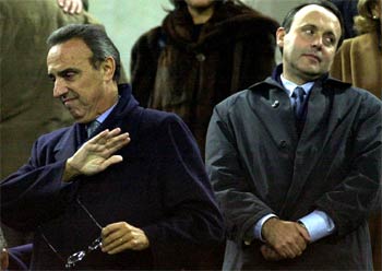 Gaspart y Castells, que dimitió ayer como vicepresidente azulgrana, en el palco del Camp Nou en un partido del Barça.