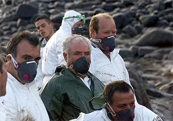 Mariscadores de Santa Mariña (A Coruña), dedicados a la recogida de chapapote en la zona de Pelouro.