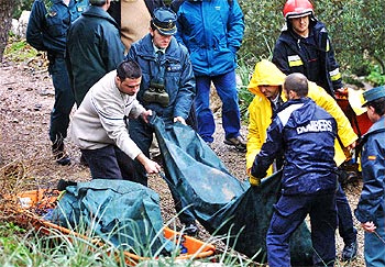 Los equipos de rescate trasladan los cadáveres de los tres fallecidos en el accidente de Mallorca.