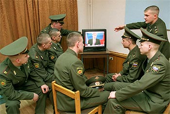 Un grupo de soldados rusos contempla la alocución televisada del presidente, Vladímir Putin, en Moscú.