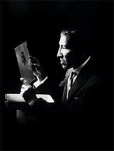 Autorretrato de Martín Chambi retocando placas en su estudio (1920-1930).