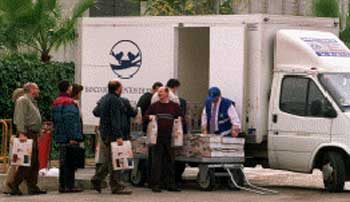 Los trabajadores de Canal 9 envían sus cestas de Navidad al pueblo gallego