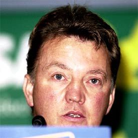 Louis van Gaal, en la conferencia de prensa de ayer, en el Camp Nou.