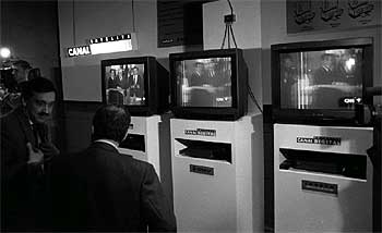 Pantallas y descodificadores de Canal Satélite Digital.