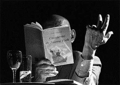 José Hierro, leyendo uno de sus poemas de    Cuaderno de Nueva York , en mayo de 1998.