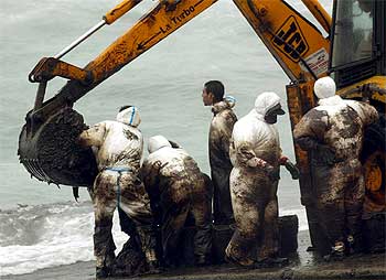 Un grupo de voluntarios recoge fuel ayer en el cabo Touriñán (A Coruña).