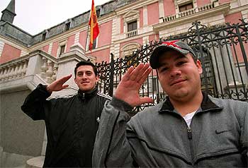Fredi Luna y Michael Munaro, frente al Museo del Ejército, en Madrid.