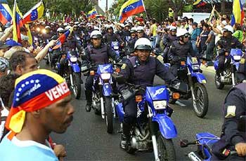 Grupos opositores se manifiestan a favor de la policía de Caracas, dirigida por el alcalde, un destacado    antichavista. 