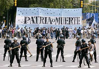 Una manifestación de trabajadores avanza hacia la Casa Rosada, el viernes en Buenos Aires.