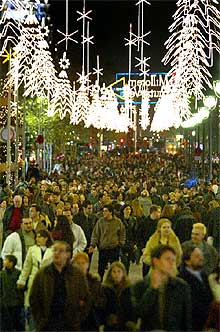 La avenida del Portal de l'Angel de Barcelona, repleta de gente, ayer.