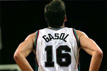 Pau Gasol, con el 16 de Memphis.