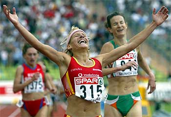 Marta Domínguez se impone en la final de 5.000 metros por delante de la irlandesa Sonia O'Sullivan.