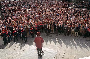 Maixabel Lasa, directora de la Oficina de Atención a las Víctimas del Gobierno vasco, lee el comunicado al término de la manifestación.