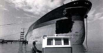 El petrolero  Aragón,  en los astilleros del puerto de Cádiz en enero de 1990, donde fue reparado.