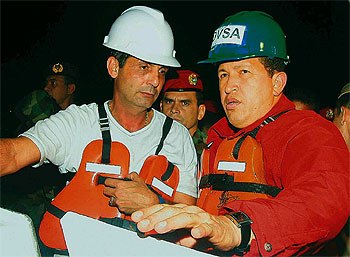 Hugo Chávez (derecha), vestido de trabajador del petróleo, durante su visita el sábado al buque    Pilín León. 