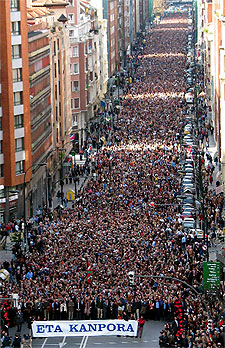 Miles de vascos claman contra ETA