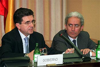 Jaume Matas, ayer junto al ex ministro Juan Carlos Aparicio en la Comisión del Congreso sobre el    Prestige. 