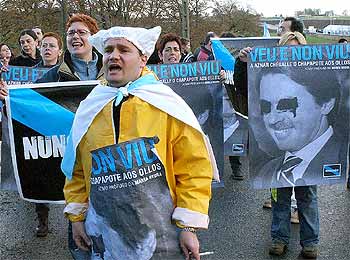 Medio centenar de ciudadanos protestaban ayer en Santiago.