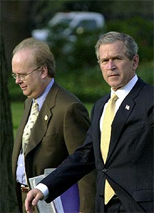 Karl Rove, junto a Bush en los jardines de la Casa Blanca, en una foto tomada en abril.