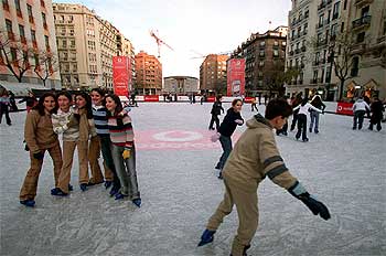 PATINAJE SOBRE HIELO EN EL ASFALTO.