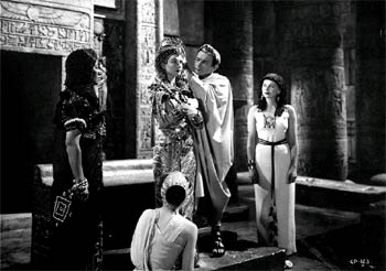 Fotograma del filme    César y Cleopatra,  de Gabriel Pascal, en una escena en la que César corona a la reina de Egipto.